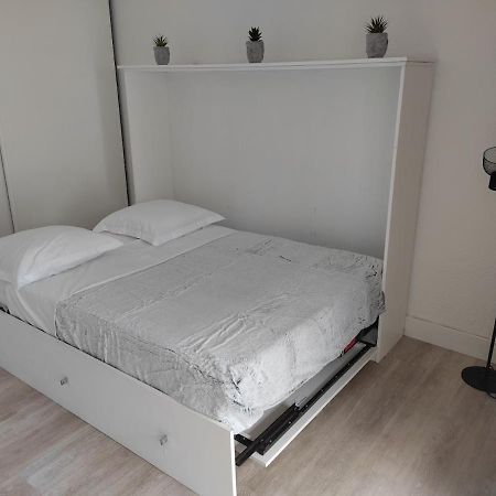 Charmant Studio Lumineux Avec Piscine Fréjus 외부 사진